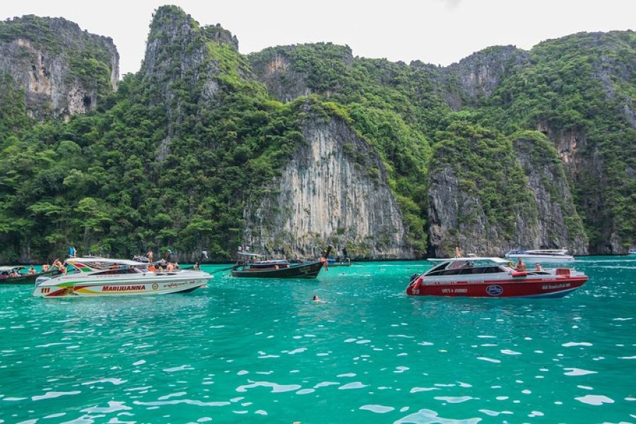 James bond Speed Boat جودة عادية  جيمس بوند بالمركب السريع